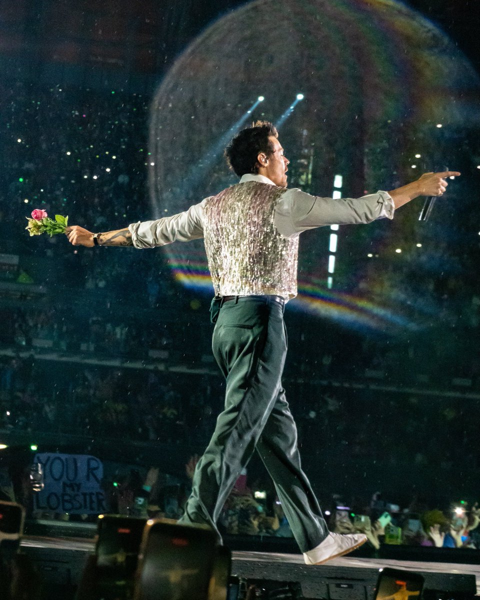 moonwalkhes's tweet photo. Me encanta que Harry haya decidido darle a México el mejor outfit del tour, saco rosita, pantalón verde y BRILLO https://t.co/yvFyqeraL2