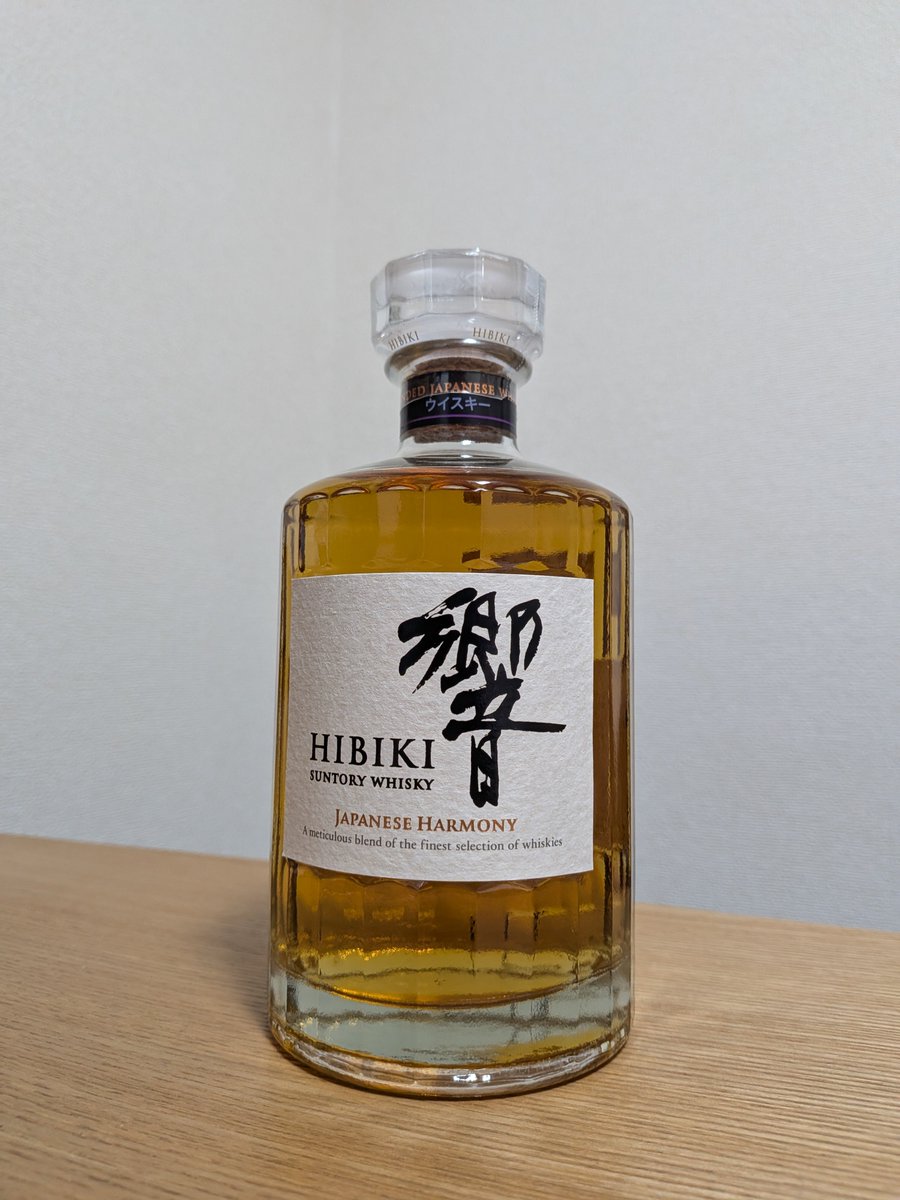 plus_whisky's tweet photo. 久々に贈答用に買ってふと思ったけど、サントリーはなんで響だけコルクなのだろうか。 https://t.co/QfvIaBrza3