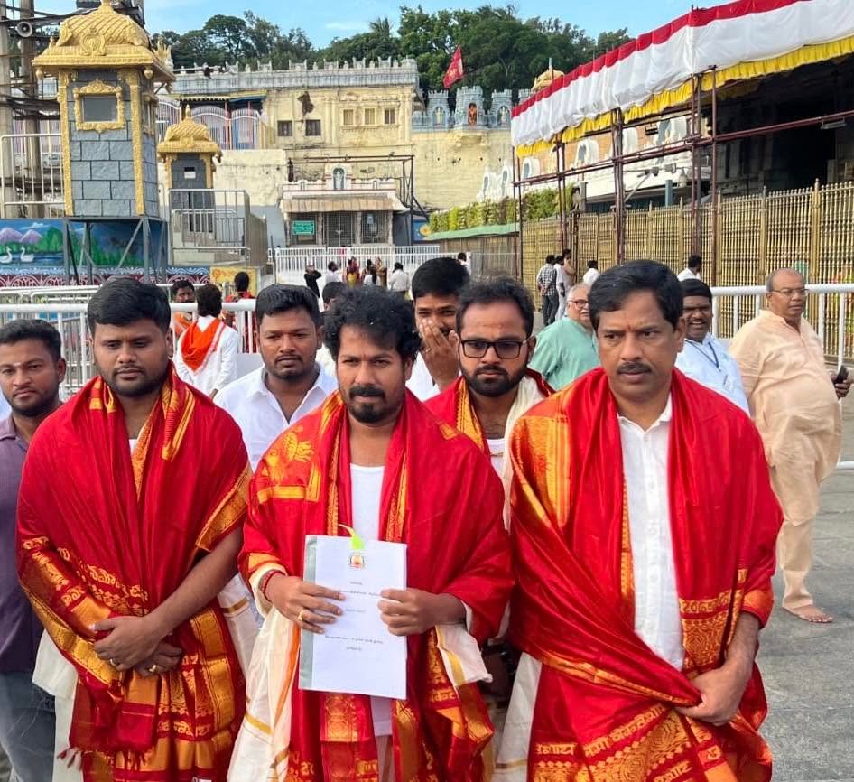 Shanmugamcpim's tweet photo. தமிழக வேளாண் துறை அமைச்சர், வேளாண் துறை நிதிநிலை அறிக்கையைத் திருப்பதி கோயிலுக்குக் கொண்டு சென்று பூஜை செய்துள்ளார். இந்தச் செயல் கண்டிக்கத்தக்கது. சட்டப்படி அவர் எடுத்துக்கொண்ட உறுதிமொழிக்கு எதிரானது.

அமைச்சரான பிறகு, அந்தப் பொறுப்பிற்கு ஏற்ற முறையில் நடந்துகொள்ள வேண்டும். தாங்கள் விரும்பியபடியெல்லாம் நடந்துகொள்ளக் கூடாது என்ற அறிவுரையைப் பொறுப்பானவர்கள் அவருக்குச் சொல்ல வேண்டும்.

இனிமேல் இதுபோன்று நடக்காமல் பார்த்துக்கொள்ள வேண்டும்.