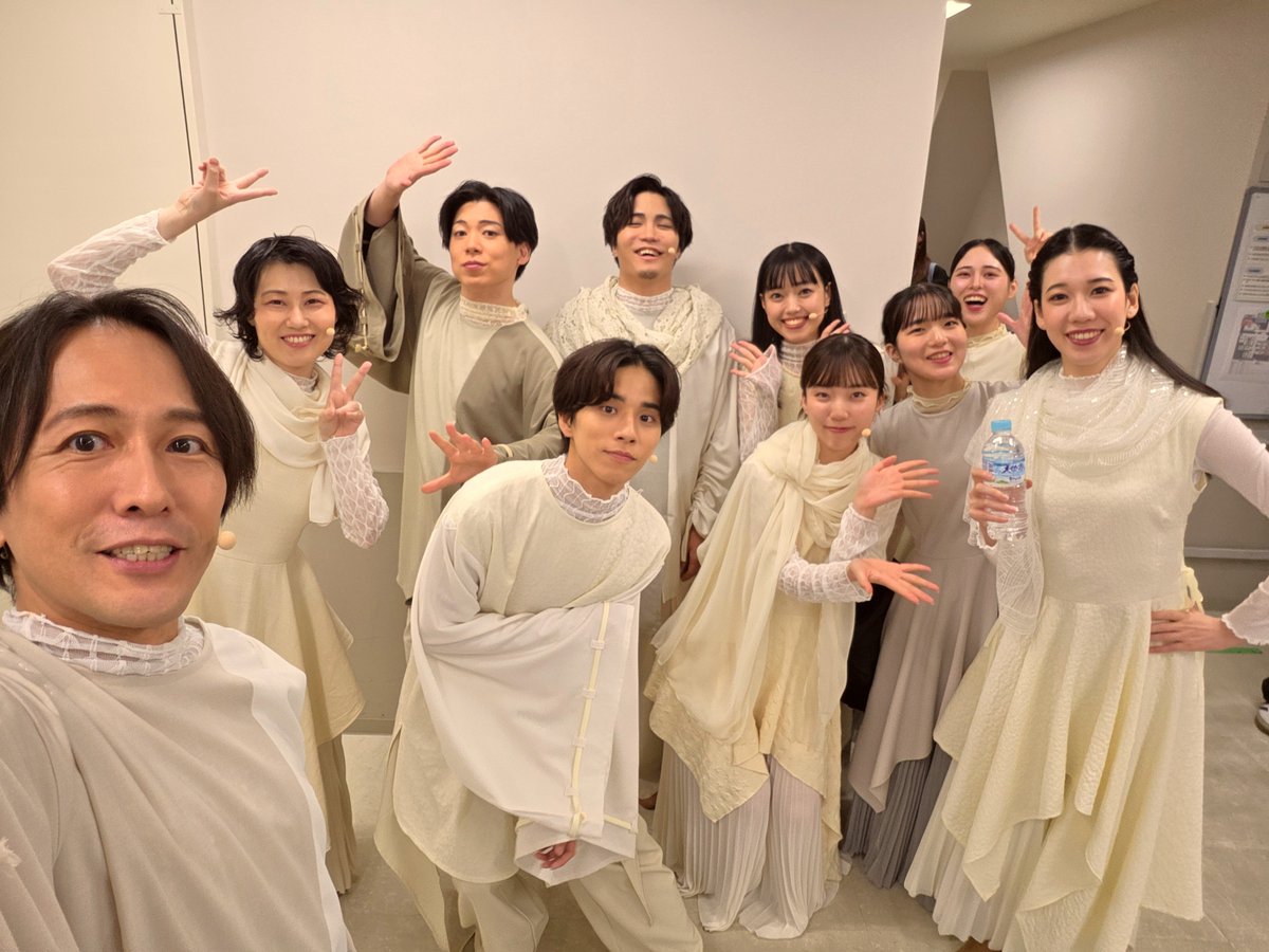 tokura_yuki's tweet photo. 僕みたいな人間が劇団の公演に出る意味って、経験を還元したり、取り組み方を示したり、鼓舞したり、背中見せたり、が主な役割であると自認していて🚀🌻

役者として生きていくってとても険しい道だとは思うけど、まじで尊い職業なので、今回一緒したメ��バーには辛酸も栄華も絶対味わってほしい https://t.co/ppQOtogrFA