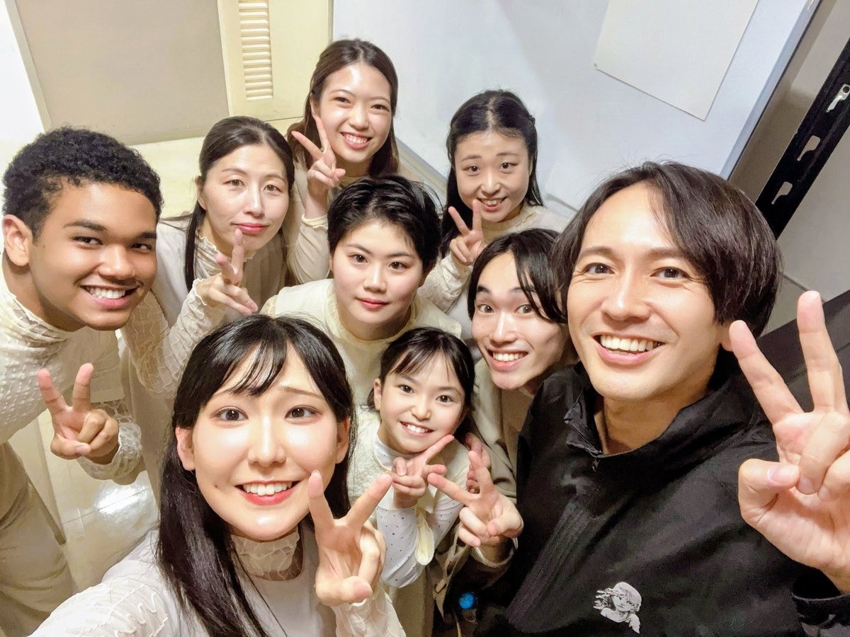 tokura_yuki's tweet photo. 僕みたいな人間が劇団の公演に出る意味って、経験を還元したり、取り組み方を示したり、鼓舞したり、背中見せたり、が主な役割であると自認していて🚀🌻

役者として生きていくってとても険しい道だとは思うけど、まじで尊い職業なので、今回一緒したメ��バーには辛酸も栄華も絶対味わってほしい https://t.co/ppQOtogrFA