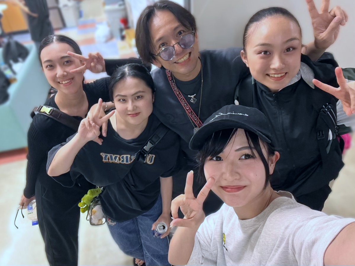 tokura_yuki's tweet photo. 僕みたいな人間が劇団の公演に出る意味って、経験を還元したり、取り組み方を示したり、鼓舞したり、背中見せたり、が主な役割であると自認していて🚀🌻

役者として生きていくってとても険しい道だとは思うけど、まじで尊い職業なので、今回一緒したメ��バーには辛酸も栄華も絶対味わってほしい https://t.co/ppQOtogrFA