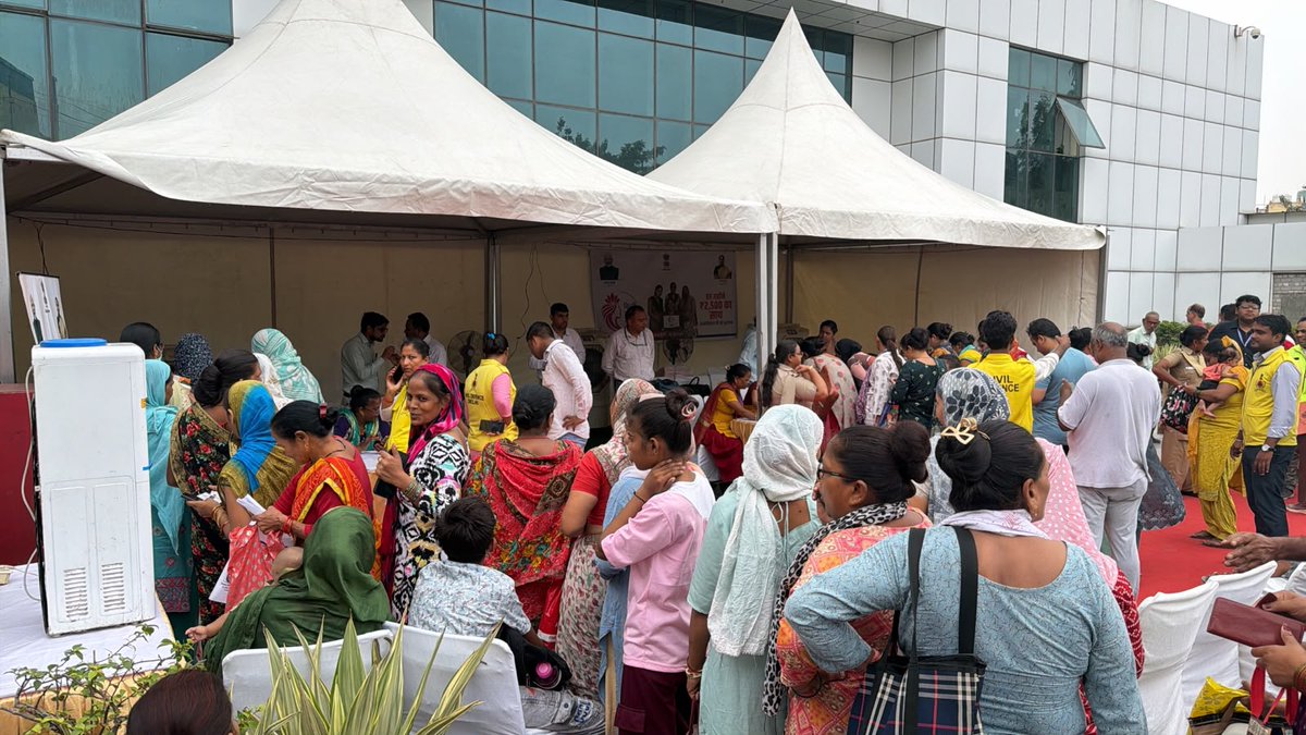 DM_North_Delhi's tweet photo. Huge turnout across Delhi today as #DelhiLakshmiYojana kicks off! Women lined up in large numbers, enthusiastic and ready to be part of this initiative. 
#DelhiLakshmiYojana #NorthDelhi  #NariShakti #DelhiGovernment @CMODelhi @LtGovDelhi @rai_saloni https://t.co/SD7YYqDoLi