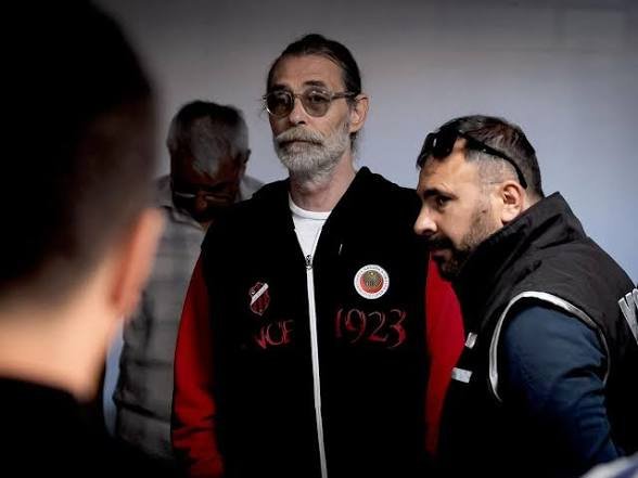 HasanAkbas_'s tweet photo. BEHZAT Ç. SETİNDE GENÇLERBİRLİĞİ HAREKETLİLİĞİ... O SWEATSHİRT ARANIYOR! 

Behzat Ç. Çekiç ve Gül'ün yeni sezonu için set ekibinin çekimleri tamamladığı belirtiliyor. Tamamlanan çekimlere ek bir sahne daha mı ekleniyor; set ekibi Erdal Beşikçioğlu'nun gözaltına alınırken üzerinde giydiği Gençlerbirliği sweatshirt'ü arıyor! 

Edindiğim bilgiye göre, Gençlerbirliği'nin o meşhur sweatshirt'ünün XL veya XXL bedeni set ekibince acil olarak aranıyor. Hatta taraftar gruplarından da bu konuda destek istendi. 

Bu kulis, Beşikçioğlu'nun gözaltı sürecinin yeni sezona da işleneceği yorumlarını da beraberinde getirdi. Bazı taraftarlar "Çekim için bu sweatshirt acil lazım" diyerek gruplarda çağrı yaptı. 

Dizinin çekimlerinin tamamlandığı sıkça dile getiriliyor. Kamuoyundaki beklenti neticesinde yayın tarihi için platformun kısa süre içerisinde açıklama yapacağı da bekleniyor.