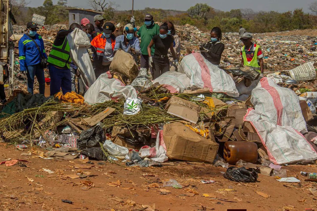 Kevinhemer20992's tweet photo. Destroying 1.7 tonnes of drugs is a start, but we must completely stop this poison from destroying our youth! 🚫 Our future depends on saving the next generation. 🔥
#Zambia #ProtectOurYouth #DrugFreeZambia #ZambiaLens https://t.co/QP8qLdUR1G