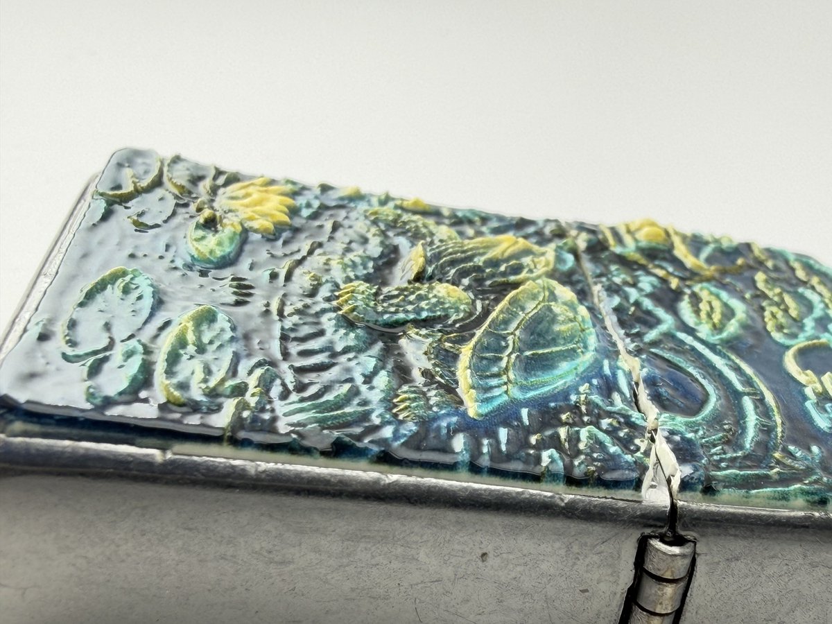 zippo_original's tweet photo. 🐢 美しい彩色のZippoが登場✨
蓮の池に悠々と泳ぐ亀と、月夜の和風風景が立体的に浮かび上がる一品。
青と緑の深い色合いが幻想的で、まるで小さな日本庭園を閉じ込めたよう…
長寿と開運の象徴・亀モチーフで、縁起もバッチリ🙌
#Zippo #ジッポ #Zippoライター #亀 #カメ #和風デザイン #蓮 #月夜 https://t.co/jOWSuWB1Hp
