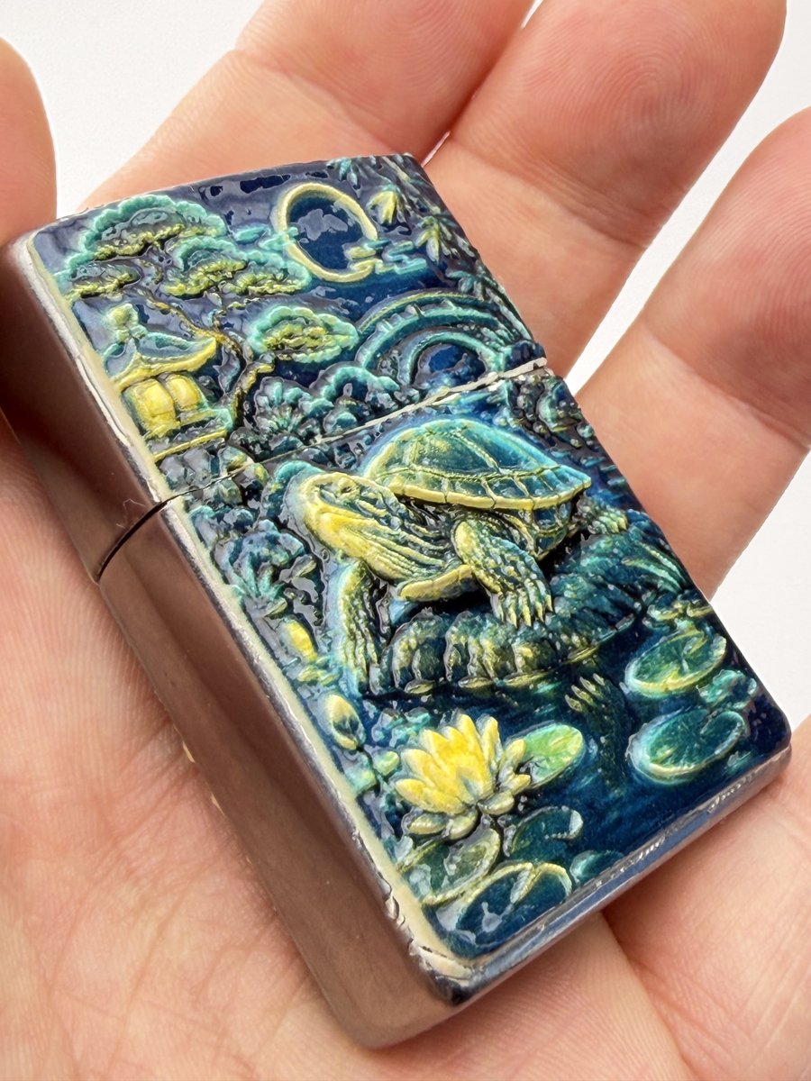 zippo_original's tweet photo. 🐢 美しい彩色のZippoが登場✨
蓮の池に悠々と泳ぐ亀と、月夜の和風風景が立体的に浮かび上がる一品。
青と緑の深い色合いが幻想的で、まるで小さな日本庭園を閉じ込めたよう…
長寿と開運の象徴・亀モチーフで、縁起もバッチリ🙌
#Zippo #ジッポ #Zippoライター #亀 #カメ #和風デザイン #蓮 #月夜 https://t.co/jOWSuWB1Hp