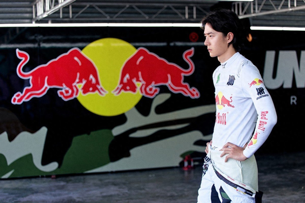 yibos85's tweet photo. 📄 | 260728 | Red Bull "85 Racing" Limited Edition Ignites Racing Passion and Cultural Vitality by Xinhua News Agency

From July 24th to 26th, 2026, the 2026 China GT Championship (China GT) Zhuhai Round kicked off at the Zhuhai International Circuit, marking the third round of the season following Shanghai and Ningbo. Wang Yibo, Chief Brand Ambassador of Red Bull from the T.C. Pharmaceutical Industries Co., Ltd., and driver of car number 85, once again teamed up with his teammate Mao Junhao to represent the UNO Racing Team in the highest-level GT3 class. The first round of the GT3 class race on July 25th was cancelled due to sudden heavy rain. Facing the unpredictable and complex track conditions, Wang Yibo started first in the second round on July 26th, maintaining a stable performance despite the sudden downpour, and together with his teammate, secured second place in the GT3 AM+ class. As the "Chief Energy Officer," Red Bull, a brand under the Tiansi Group, was deeply involved throughout the entire event. Around key moments of the race and the drivers' breakthroughs, it created an energy boom that extended from the racetrack to urban consumption scenarios. Using the limited-edition Red Bull "85 Racing Series" as a medium, it achieved cross-border integration of Red Bull energy, racing passion, and Thai art, promoting cultural exchange between China and Thailand while stimulating consumption vitality for the integrated development of culture, commerce, tourism, sports, and exhibitions.

No. 85 is committed to breakthroughs, to expanding the track, and to boosting industry development.

Following his personal best lap time at the Shanghai International Circuit preseason test in late March, Wang Yibo achieved another breakthrough at the Zhuhai race. Having already reached the podium in his Zhuhai debut in 2024, he returned to the same track this time, delivering a solid performance in the challenging rain conditions and, together with his teammates, securing second place in the GT3 AM+ class. His performance on the track demonstrates his unwavering commitment to his initial passion and continuous growth. Red Bull, a brand under the T.C. Group, provided Wang Yibo with full energy support throughout his training and races, deeply aligning its brand spirit of "challenging oneself and breaking limits" with the driver's competitive attitude. This also allowed more people both on and off the track to see that passion and focus are themselves a force capable of breaking boundaries.

Wang Yibo's journey to stardom coincides perfectly with the expansion of China's motorsport industry. From increased participation to broader public attention, Chinese motorsport is transitioning from a niche sport to a mainstream phenomenon. The growth of a crossover driver demonstrates that the sport is fostering a healthy ecosystem that attracts diverse talent and cultivates professional skills. In June 2026, nine departments, including the Ministry of Commerce, issued the "Notice on Several Measures to Cultivate and Expand the Automotive Aftermarket Consumption," proposing measures such as actively developing motorsport, deepening the integration of commerce, tourism, culture, sports, and health, and strengthening the development of motorsport talent. This opens up space for the standardized and popularized development of motorsport, providing more crossover enthusiasts with pathways to professional racing and promoting the high-quality development of China's motorsport industry.

Red Bull 85 Racing Limited Edition: A Cultural Exchange Between China and Thailand Across the Racing Track

On the track, driver #85 constantly pushed the limits on straightaways and corners; off the track, the Red Bull brand of the T.C. Pharmaceutical Industries Co., Ltd. conveyed this passion for racing to more enthusiasts through a series of limited-edition Red Bull products. During the Zhuhai race, Red Bull collaborated with a Thai artist to launch the "85 Racing Series" limited-edition packaging, integrating the sense of speed and breakthrough spirit from the racetrack into the product's visual design. The series uses flowing lines to outline the main silhouette of "85," replicating the racing trajectory on the track, and interprets the boundless vitality of the Red Bull brand and Thai aesthetics with vibrant and passionate colors. This limited-edition series combines two popular Red Bull products: the classic gold can Red Bull® Vitamin Flavored Drink and the bottled Red Bull® Energy Drink, respectively interpreting the two concepts of "Energy Vision" and "Potential for Progress"; there is also an exclusive "Energy Medal" themed edition covering both Red Bull products, paying tribute to driver #85 Wang Yibo's season breakthroughs, and allowing fans to cherish their own track memories. Currently, this limited-edition series is available for a limited time at the Red Bull flagship store on https://t.co/hFkgZwWV8K, and also at the Red Bull brand pop-up store at the China GT Zhuhai race.

The Red Bull brand, owned by the TCP Group, originates from Thailand and is deeply rooted in China, with a long-standing commitment to building bridges for cultural exchange and people-to-people connectivity between China and Thailand. This newly launched limited-edition Red Bull "85 Racing Series" uses the Red Bull beverage as a medium to blend the creative expression of Thai artists with Chinese racing culture, becoming a vivid example of promoting cultural exchange and interaction between China and Thailand.

Mr. Kajtiti Wiwatwanont, Consul General of Thailand in Guangzhou, stated, “Sports and art serve as cultural bonds that transcend language and national borders, and are also important bridges for enhancing mutual understanding between the people of Thailand and China. This time, the TCP Group, leveraging a popular sporting event, has integrated Thai art with Chinese motorsports culture, giving Thai aesthetics a more dynamic expression and creating new opportunities for exchange between young people of both countries in the fields of sports and art. We welcome more such cultural interactions and look forward to further deepening friendly cooperation and people-to-people exchanges between Thailand and China through international sporting events and artistic and cultural exchanges.”

The event ignited passion and activated new momentum for urban consumption.

The value of sporting events has long transcended the boundaries of the track, becoming a significant engine for boosting urban cultural and tourism consumption. Zhuhai is practicing the concept of "building the city through sports," continuously amplifying the "ticket economy" effect, and actively promoting the deep integration of sports economy and urban consumption, transforming sports traffic into incremental growth in urban cultural and tourism.

The Red Bull brand of the Tiansi Group is also actively creating consumption scenarios and experiences that connect the racetrack and business districts around the event: Red Bull brand pop-up stores were set up at the event site, bringing rich interactive experiences and Red Bull energy drinks to the audience, and co-branding special coffee with UNO Coffee to stimulate consumption through cross-border interaction and beverage innovation; themed stores were set up in business districts for a limited time, creating fan check-in spots based on limited-edition peripheral benefits, promoting racing culture into the city's daily life, and driving the deep integration of event popularity, urban consumption and cultural tourism experience.

Zeng Senhong, CEO of T.C. Pharmaceutical Industries Co., Ltd. China, said: “Motorsports is not only a competition of speed on the track, but also a diverse platform that connects cities, culture and consumption. The Red Bull brand of T.C. Pharmaceutical Industries Co., Ltd. inspires passion on the track with its core energy, while also supporting cross-border integration in the fields of sports, music, and culture, exploring the integration of diverse scenarios, and activating urban consumption and cultural tourism vitality. Red Bull firmly believes that energy is not limited to the track, but is continuously released in resonance with quality experiences, urban consumption, and cultural exchanges.”

While supporting drivers' breakthroughs in competitive racing, the Red Bull brand of the TCP Group extends its brand energy beyond the race, allowing motorsport culture to intertwine with urban life and Thai creativity to collide with the vibrancy of the racetrack. From the high-speed competition on the track to the cultural resonance off the track, and then to the increased consumption in the city—the China GT Zhuhai Station showcases not only the speed of the racetrack, but also the warmth of the city and its people.

#WangYibo #WangYibo王一博 #王一博 #หวังอี้ป๋อ #ワンイーボー #왕이보 #85RACING #YIBO85 #ChinaGT #ChinaGTChampionship