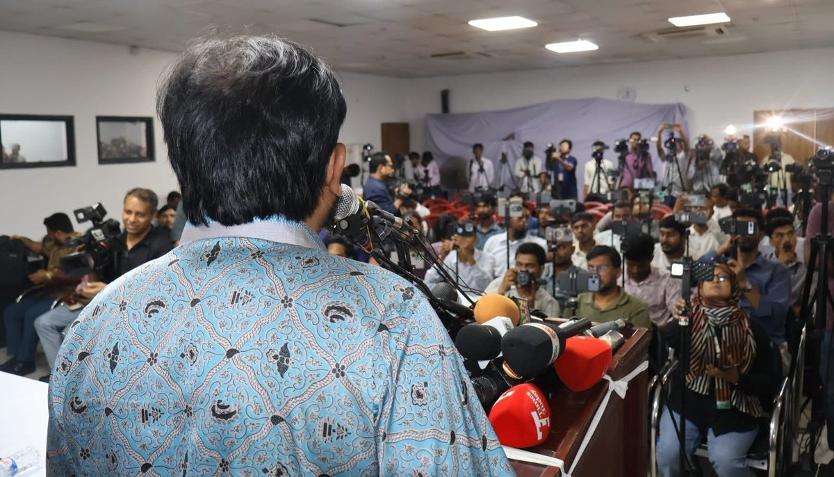 ABPartyBD's tweet photo. Mojibur Rahman Monju, AB Party Chairman, said that despite the Monsoon Uprising 2024, we cannot see any functional change in our media landscape. Still, the houses are being occupied by old fascists along with partisan hybrids who have been playing foul of the public aspiration. 

মজিবুর রহমান মঞ্জু ২০১৩ সালের ৫ মে আলেম-ওলামাদের আন্দোলন দমনের প্রসঙ্গ তুলে ধরে বলেন, এরপর দিগন্ত টেলিভিশন, ইসলামিক টেলিভিশন, দৈনিক আমার দেশ ও একুশে টেলিভিশন কীভাবে বন্ধ করে দেওয়া হয়েছিল, তা দেশের মানুষ ভুলে যায়নি। তিনি বলেন, ৫ আগস্টের পর গণমাধ্যম সংস্কার কমিশন গঠন করা হলেও তার সুপারিশ কতটুকু বাস্তবায়িত হয়েছে, সে বিষয়ে জাতি এখনো কোনো স্পষ্ট জবাব পায়নি।

তিনি আরও বলেন, ৫ আগস্টের আগে গণমাধ্যমকর্মীরা মূলত দুই ভাগে বিভক্ত ছিলেন,আওয়ামী ব্লক ও অ্যান্টি-আওয়ামী ব্লক। এখন তারা বিএনপি ব্লক, জামায়াত ব্লক এবং পলাতক-গুপ্ত আওয়ামী ব্লক,এই তিন ধারায় বিভক্ত। জুলাইয়ের উত্তাল দিনগুলোতে জীবনের ঝুঁকি নিয়ে সত্য তুলে ধরা সাংবাদিকদের প্রতি কৃতজ্ঞতা জানিয়ে তিনি বলেন, সংসদে শুধু জুলাই সনদ নিয়ে আলোচনা করলেই চলবে না; নির্বাচন কমিশনে চুক্তিভিত্তিক অতিরিক্ত সচিব নিয়োগ, রাষ্ট্রায়ত্ত করপোরেশনগুলোতে দলীয় নিয়োগ এবং সরকারি দল হিসেবে বিএনপির ঘোষিত ৩১ দফা থেকে সরে আসার বিষয়েও প্রশ্ন তুলতে হবে।