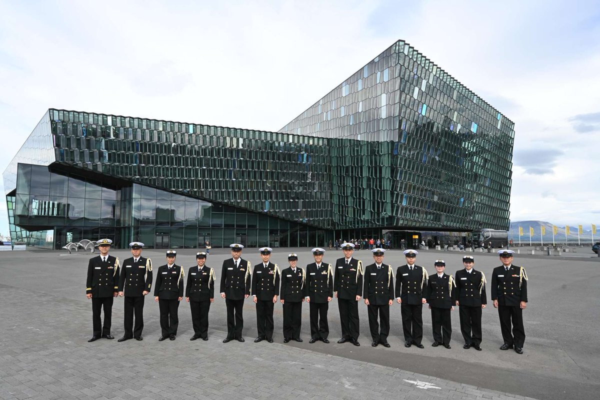 Jmsdf_tshq's tweet photo. 被災地の一日も早い復旧・復興をお祈り申し上げます。

アイスランドを代表する文化施設「ハルパ・コンサートホール」で練習艦隊音楽隊と祥瑞太鼓による演奏を行い、多くの方にお越しいただきました。
演奏後、現地の方から日本の被災地を気遣う温かい言葉を頂きました。

#海上自衛隊 ＃遠洋練習航海 https://t.co/UIFsRS3Nhg