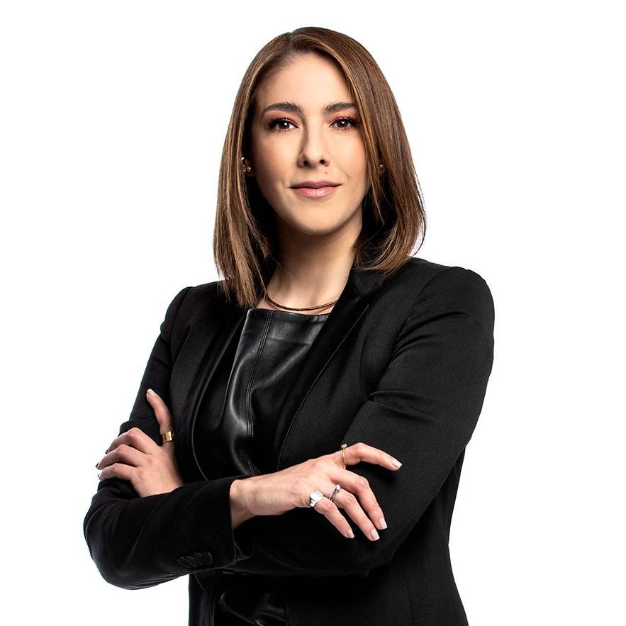 DonGatoOpina's tweet photo. Que bajo cayó @JuanitaGomezL. Amagó con publicar sin verificar y @RafaPovedaM la puso en su sitio dándole clases de periodismo: la presunción de inocencia y de veracidad se respetan. @RevistaSemana debe apartar a esta persona que solo ensucia la profesión por likes y amarillismo. https://t.co/7uhKzZlsPu
