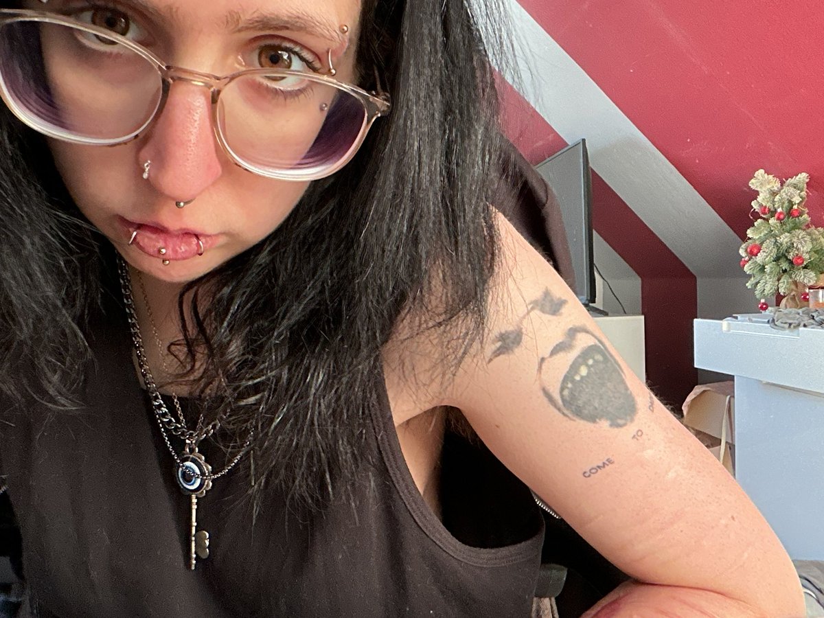myningmeng's tweet photo. ich poste das einfach #Moving by kate bush https://t.co/iBGlr0tXpI