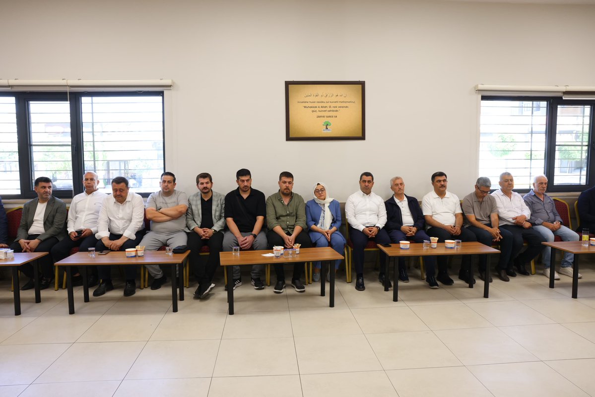 AKPartiG_Antep's tweet photo. İl Başkanımız Sayın Fatih Muhaddis Fedaioğlu, Gaziantep Milletvekilimiz Sayın Bünyamin Bozgeyik, Gaziantep Büyükşehir Belediye Başkanımız Sayın Fatma Şahin, Şahinbey Belediye Başkanımız Sayın Mehmet Tahmazoğlu, Şahinbey İlçe Başkanımız Sayın Mehmet Tiryaki, İl Gençlik Kolları Başkanımız Sayın Mustafa Durmuş, Şahinbey İlçe Gençlik Kolları Başkanımız Sayın Muhammed İkram Aslan ve Şahinbey İlçe Kadın Kolları Başkanımız Sayın Gamze Gül Günsoy ile birlikte, Gaziantep Büyükşehir Belediyesi Eğitim, Gençlik ve Spor Hizmetleri Daire Başkanlığı personeli Sayın Onur Karabay'ın ahirete irtihâl eden kıymetli babası için taziye ziyaretinde bulunduk.

Merhuma Cenab-ı Allah'tan rahmet; Sayın Onur Karabay başta olmak üzere kederli ailesine ve yakınlarına sabır ve başsağlığı diliyoruz.

@abuyukgumus
@fmfedaioglu
@BBozgeyik_27
@FatmaSahin
@mtahmazoglu
@avmehmettiryaki
@avmustafadurmus
@mikramarslan
@GamzeGulGunsoy
@Akparti