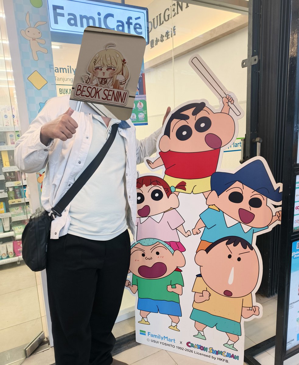 Copolatooos's tweet photo. First time ke famima ada koleb sama shinchan... Anime pertama yang ku tonton dulu.... Jadi tau kenapa @SolaceAmerta suka banget famima https://t.co/6sKKeWMiws