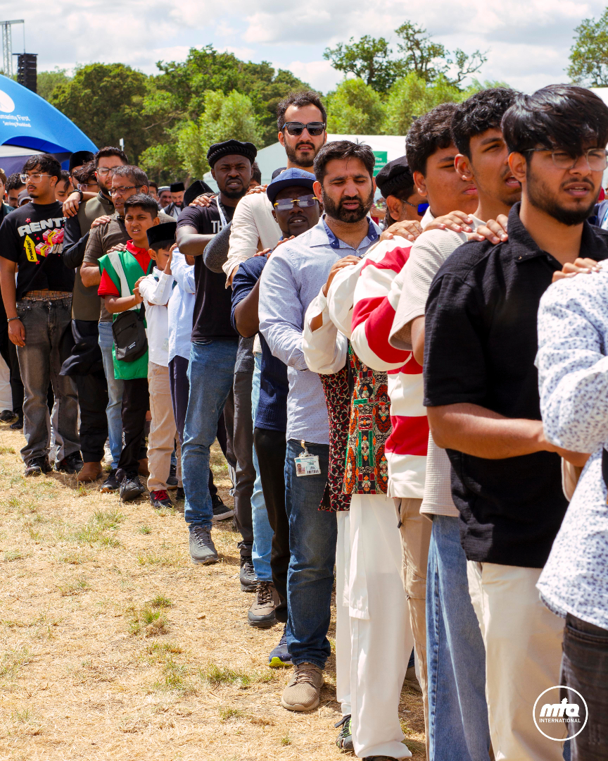 JalsaConnect's tweet photo. To place a hand upon a shoulder is simple. To fulfil the covenant it represents is a lifetime's journey.

The International Bai'at is not merely a moment witnessed—it is a promise to Allah that shapes every step thereafter.

May Allah enable us to honour this sacred pledge with sincerity. Ameen.

#JalsaConnect #JalsaUK2026 #MTAi