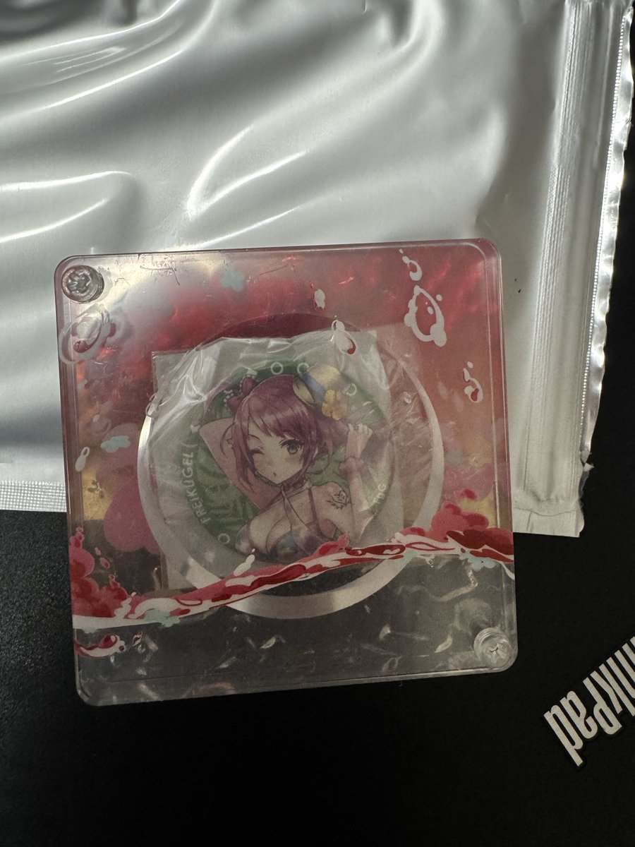 youmuc3's tweet photo. #ファンキル
#ShellyCoco
池袋のシェリー・ココさんで買った缶バッチケースにファンキルのフライクーゲルちゃんin!髪の毛との色と背景、そして波打ち際がよく似合う https://t.co/IV562M0H13