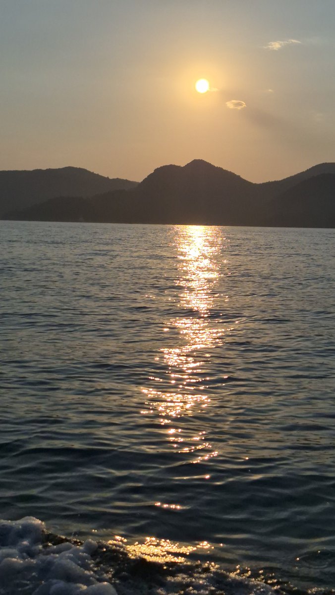 sesli_fisiltim's tweet photo. Daha fazlasını hep daha fazlasını istiyoruz. Anı yaşamak, elindekine şükretmek, yaşadığımıza razı olmak, olana olmayana aynı mesafeyle bakmak ve oluşuyla kabul etmek Ne Zor bir Haldir.Belkide Huzur böyle birşey.
#KendimeNot
#Ağustos
#iyiakşamlar 
#Huzur
#Gelişim
#Dönüşüm https://t.co/XkYX8hEh94