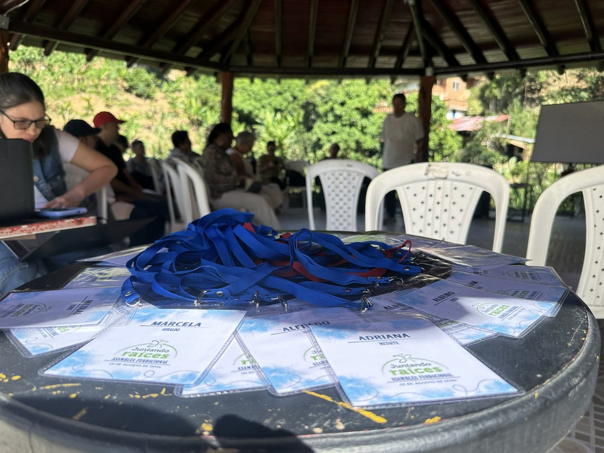 JuntandoRaices's tweet photo. Con la participación de delegados de 10 departamentos de Colombia, inicia en Copacabana, Antioquia la asamblea fundacional de la escuela de pensamiento @ecologiahumanacol y la tendencia política y social #JuntandoRaíces.

Nacemos arraigados a la tierra para transformar el país. https://t.co/0PNFfF6dYl