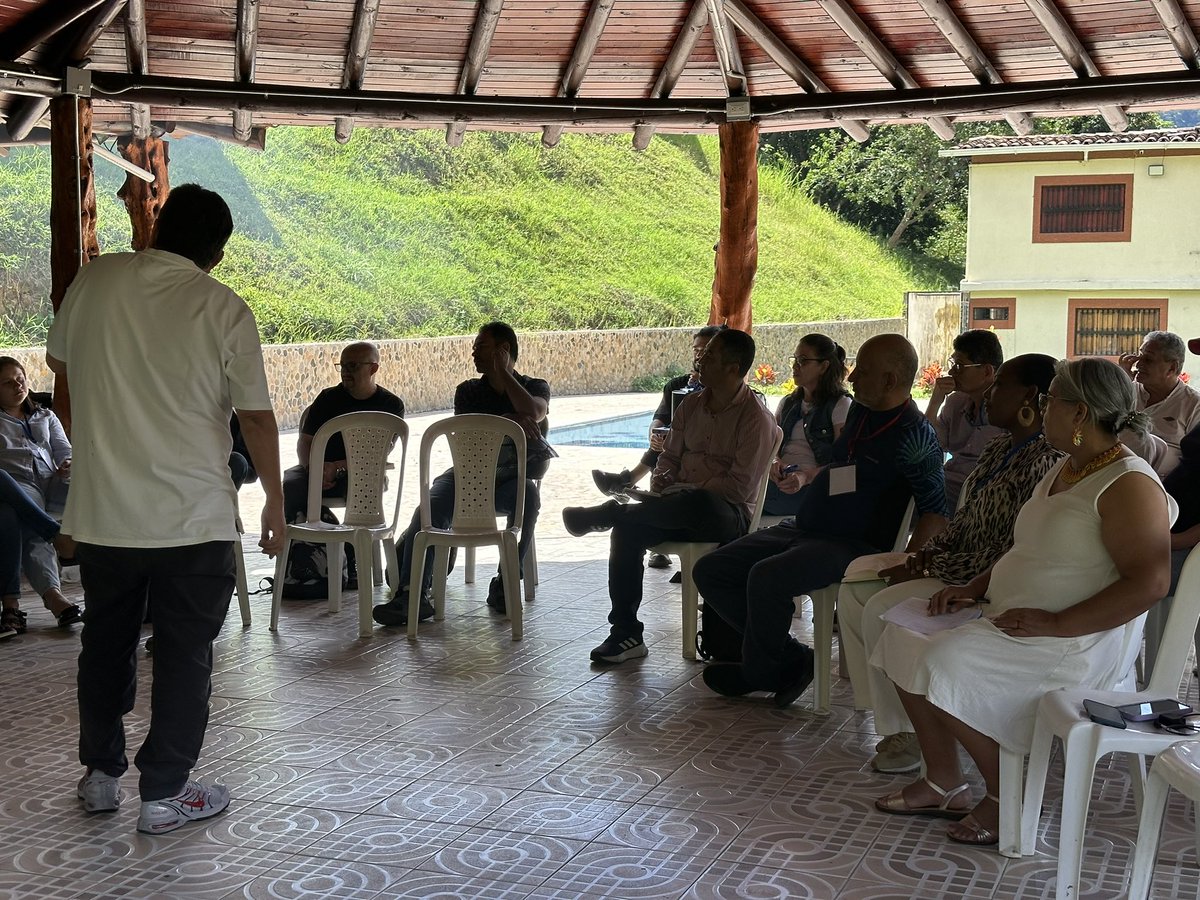 JuntandoRaices's tweet photo. Con la participación de delegados de 10 departamentos de Colombia, inicia en Copacabana, Antioquia la asamblea fundacional de la escuela de pensamiento @ecologiahumanacol y la tendencia política y social #JuntandoRaíces.

Nacemos arraigados a la tierra para transformar el país. https://t.co/0PNFfF6dYl