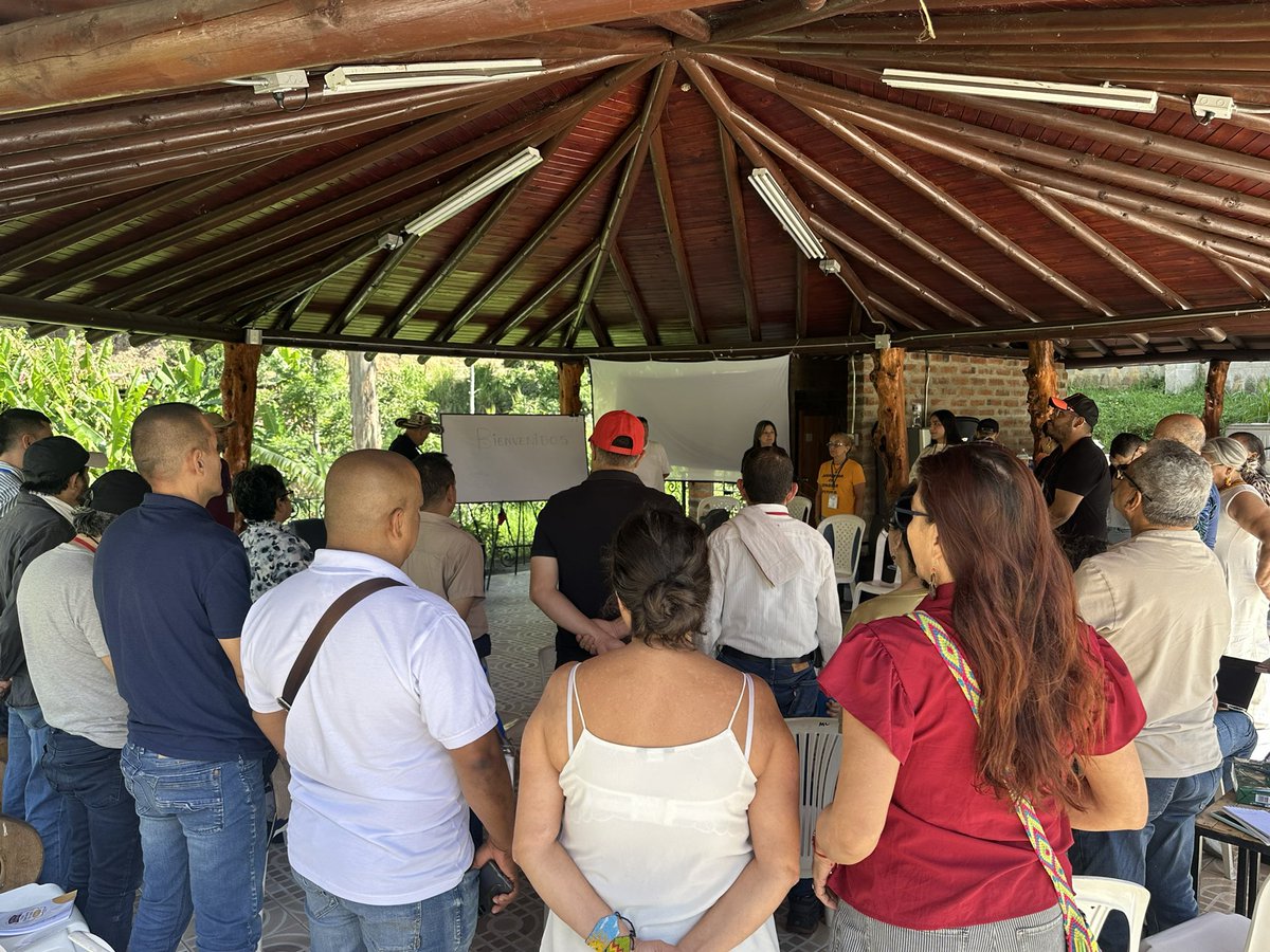 JuntandoRaices's tweet photo. Con la participación de delegados de 10 departamentos de Colombia, inicia en Copacabana, Antioquia la asamblea fundacional de la escuela de pensamiento @ecologiahumanacol y la tendencia política y social #JuntandoRaíces.

Nacemos arraigados a la tierra para transformar el país. https://t.co/0PNFfF6dYl