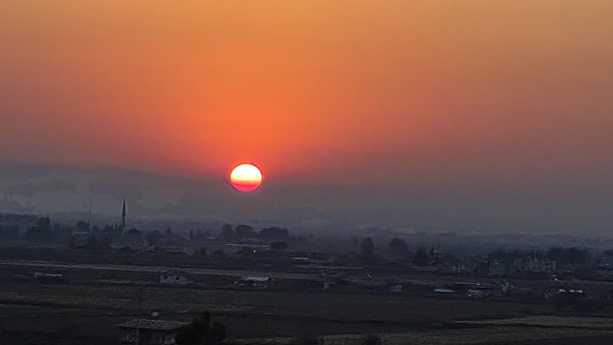 sesli_fisiltim's tweet photo. Daha fazlasını hep daha fazlasını istiyoruz. Anı yaşamak, elindekine şükretmek, yaşadığımıza razı olmak, olana olmayana aynı mesafeyle bakmak ve oluşuyla kabul etmek Ne Zor bir Haldir.Belkide Huzur böyle birşey.
#KendimeNot
#Ağustos
#iyiakşamlar 
#Huzur
#Gelişim
#Dönüşüm https://t.co/XkYX8hEh94