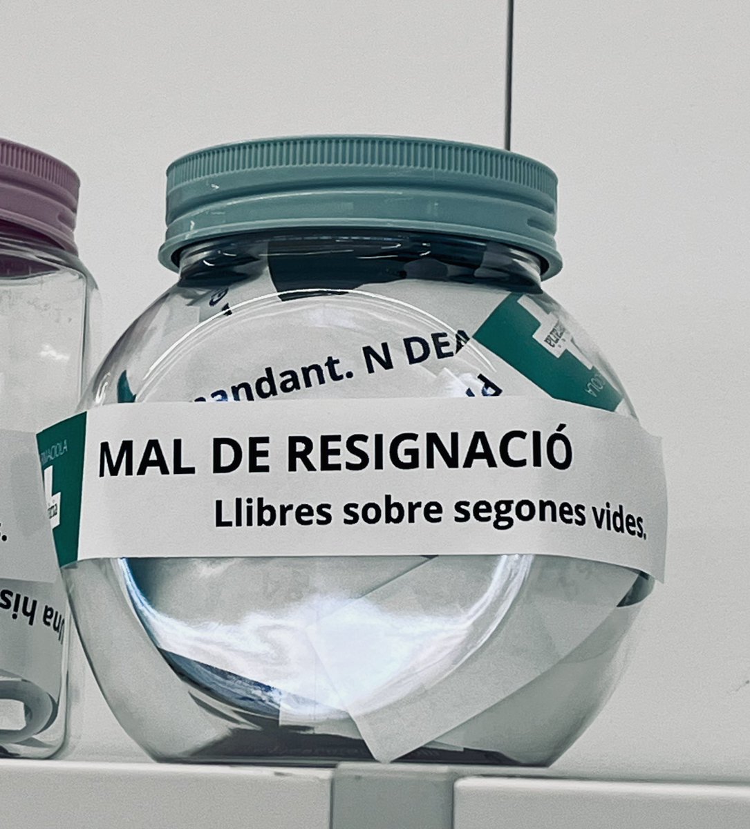 fxvierglezcudr's tweet photo. Molt fan, però que molt-molt-molt de la farmaciola literària que han muntat els col·legues de Biblioteca Mar de Llibres de l’@EMDlEstartit per guarir-nos, o prevenir-nos dels grans perills que ens rodegen.
Prescripció lectora 🔝🔝🔝
Bravo!!!
@bibgirona https://t.co/LIvP7Icspb
