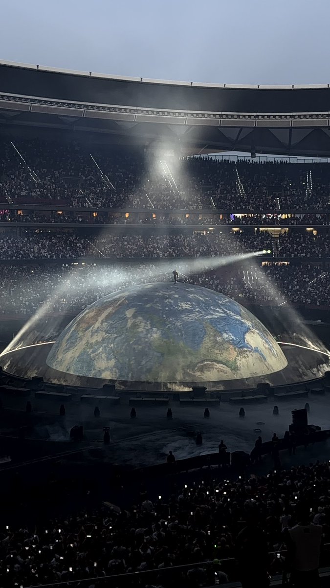 SamuelRamos95's tweet photo. O concerto do Kanye West em Madrid foi uma experiência que ainda não consigo bem descrever. Ver ao vivo a genialidade de um homem desequilibrado e perturbado, acabou por fortificar a ideia de que é, para mim, o artista mais importante deste século. A sua visão e criatividade moldaram a música atual. 
A moda foi influenciada por ele, os visuais de muitos outros artistas, etc. 
Nenhum outro artista deste século conseguiria fazer uma playlist exclusiva de bangers e deixar de fora outros tantos. 

Confesso que me sinto sempre dividido quanto à separação da arte e do artista. Mas a verdade é que tendo-se retratado, não estar a fazer arte que ativamente ataca ou gera ódio e sendo sobretudo uma celebração da sua obra histórica. Penso que não faz sentido boicotar um artista e impedir que se aprecie a sua arte superior.