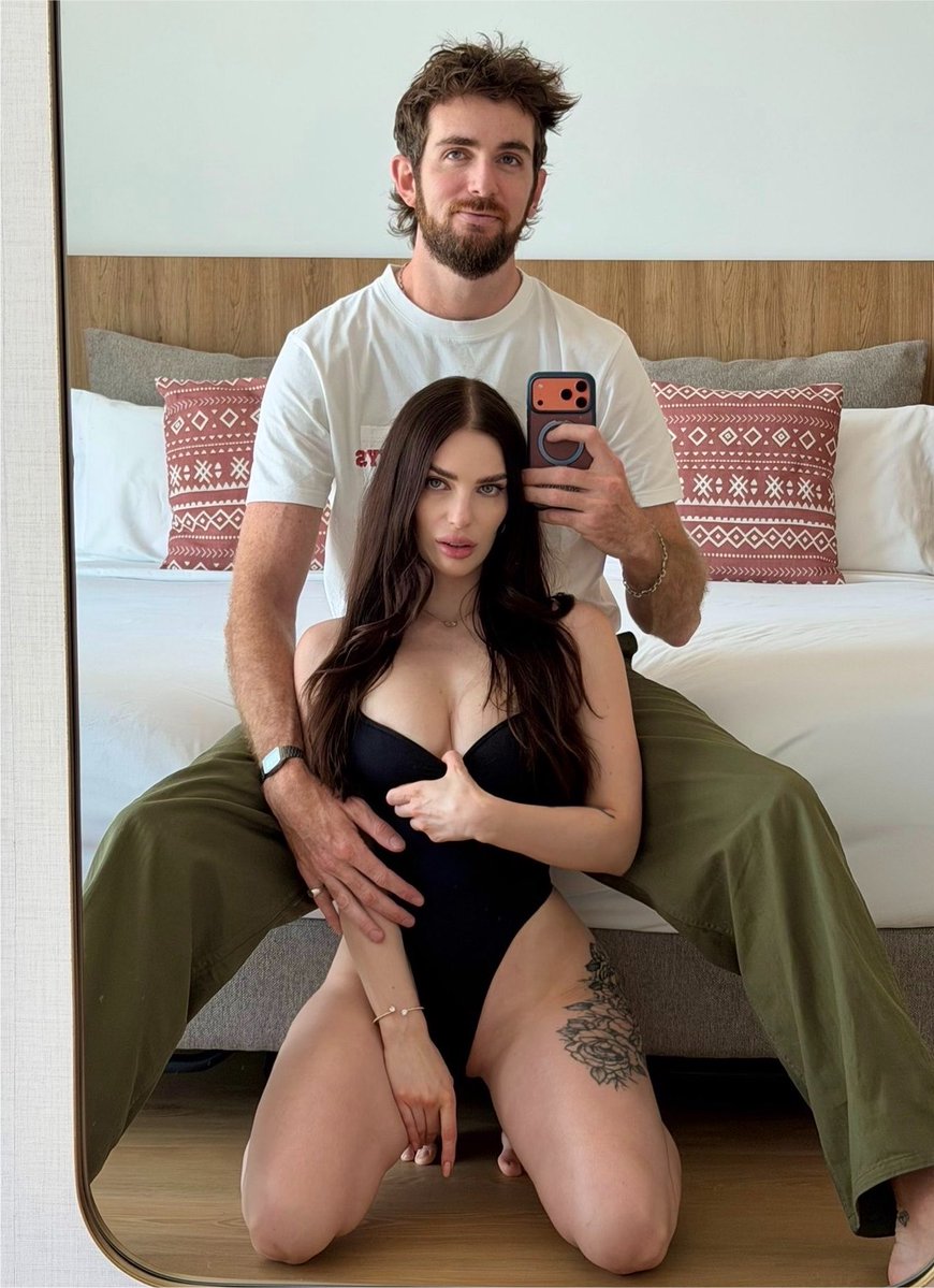 reislin_model_'s tweet photo. A minute after we took those photos, I was already sucking @girthmasterr dick 🥵 wanna see? https://t.co/o3ruKiv7gU