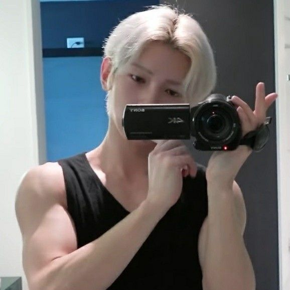 hourly yeosang hands tweet media