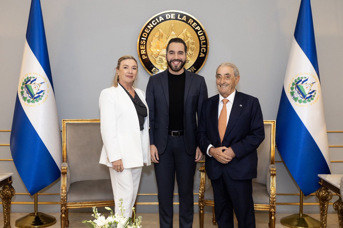 PresidenciaSV's tweet photo. El Salvador ya tiene una nueva ruta directa a Madrid. ✈️

El Presidente @nayibbukele participó en la firma del convenio que formaliza la incorporación de @AirEuropa a la red de conectividad del país, con una nueva ruta directa San Salvador–Madrid que iniciará este diciembre. 

Este acuerdo es una apuesta para seguir posicionando a El Salvador ante el mundo, acercarnos más a Europa y abrir las puertas a más aerolíneas, más visitantes y más inversión. 🇸🇻