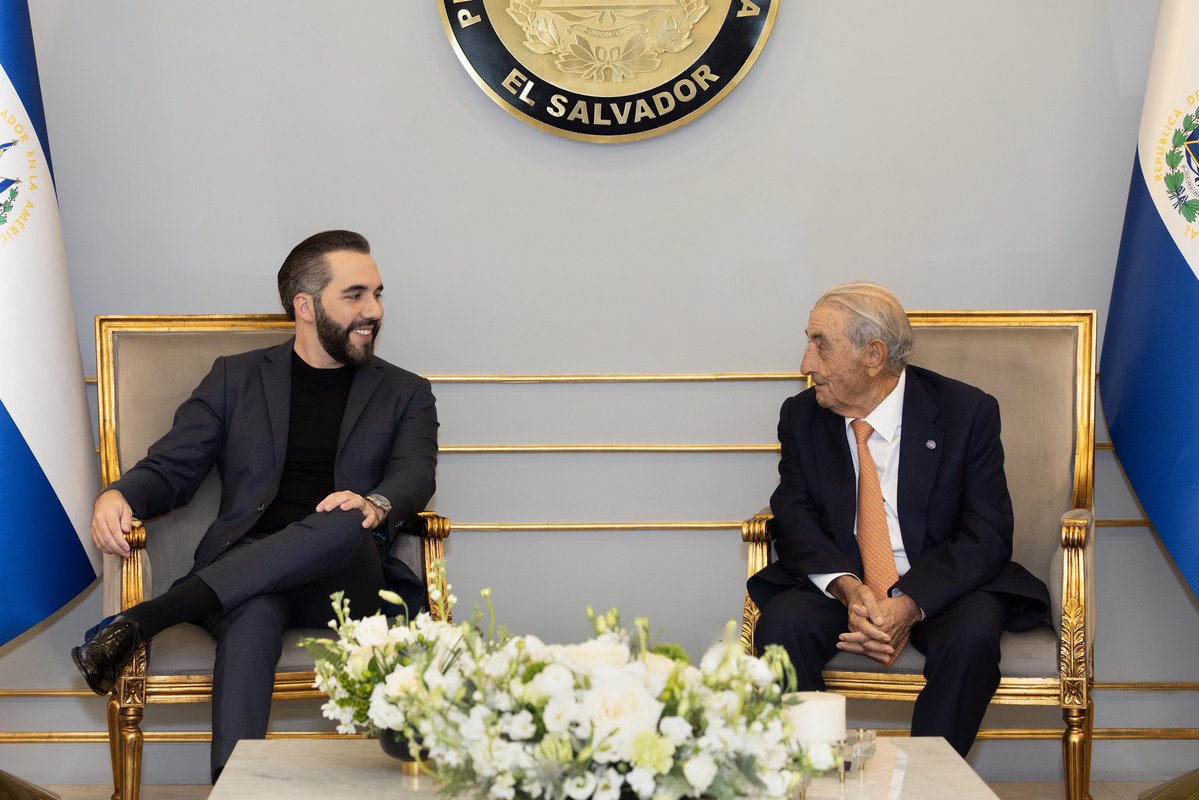 PresidenciaSV's tweet photo. El Salvador ya tiene una nueva ruta directa a Madrid. ✈️

El Presidente @nayibbukele participó en la firma del convenio que formaliza la incorporación de @AirEuropa a la red de conectividad del país, con una nueva ruta directa San Salvador–Madrid que iniciará este diciembre. 

Este acuerdo es una apuesta para seguir posicionando a El Salvador ante el mundo, acercarnos más a Europa y abrir las puertas a más aerolíneas, más visitantes y más inversión. 🇸🇻