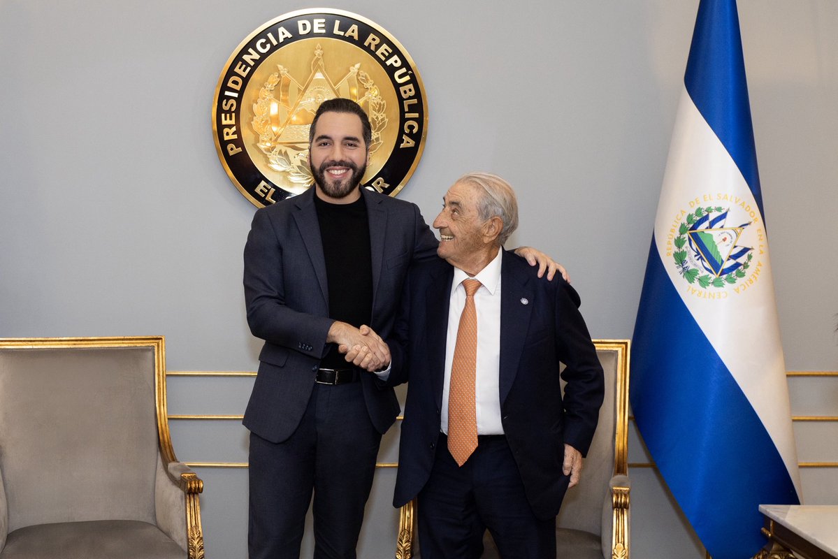 PresidenciaSV's tweet photo. El Salvador ya tiene una nueva ruta directa a Madrid. ✈️

El Presidente @nayibbukele participó en la firma del convenio que formaliza la incorporación de @AirEuropa a la red de conectividad del país, con una nueva ruta directa San Salvador–Madrid que iniciará este diciembre. 

Este acuerdo es una apuesta para seguir posicionando a El Salvador ante el mundo, acercarnos más a Europa y abrir las puertas a más aerolíneas, más visitantes y más inversión. 🇸🇻