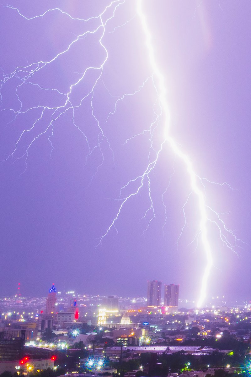 alfrekjv's tweet photo. Last night's severe storm in Culiacan, Sinaloa produced so many powerful lightning bolts within the city. https://t.co/MecPkAHOkN