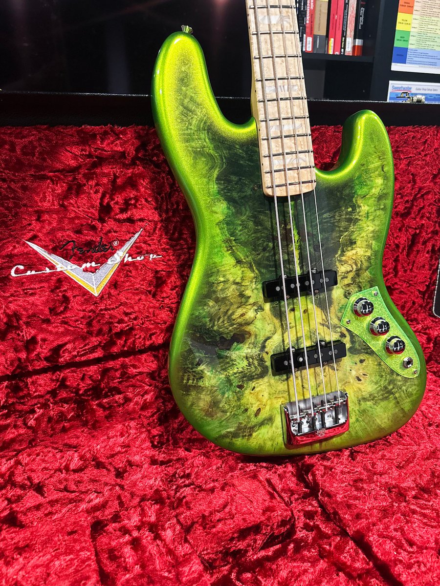 SweetwaterSound's tweet photo. Master Builder Jason Smith took this @Fender Custom Shop Jazz Bass to another level 🔥Bursting with stunning buckeye burl, eye-catching green accents, and Josephina hand-wound J Bass tone, this one-of-a-kind build is as incredible to hear as it is to see.
https://t.co/EhhARqx0kO https://t.co/otHkMVEncs
