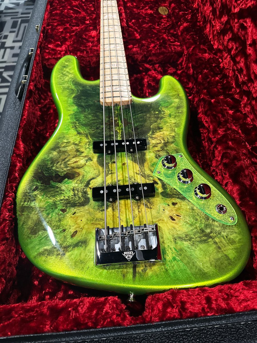 SweetwaterSound's tweet photo. Master Builder Jason Smith took this @Fender Custom Shop Jazz Bass to another level 🔥Bursting with stunning buckeye burl, eye-catching green accents, and Josephina hand-wound J Bass tone, this one-of-a-kind build is as incredible to hear as it is to see.
https://t.co/EhhARqx0kO https://t.co/otHkMVEncs