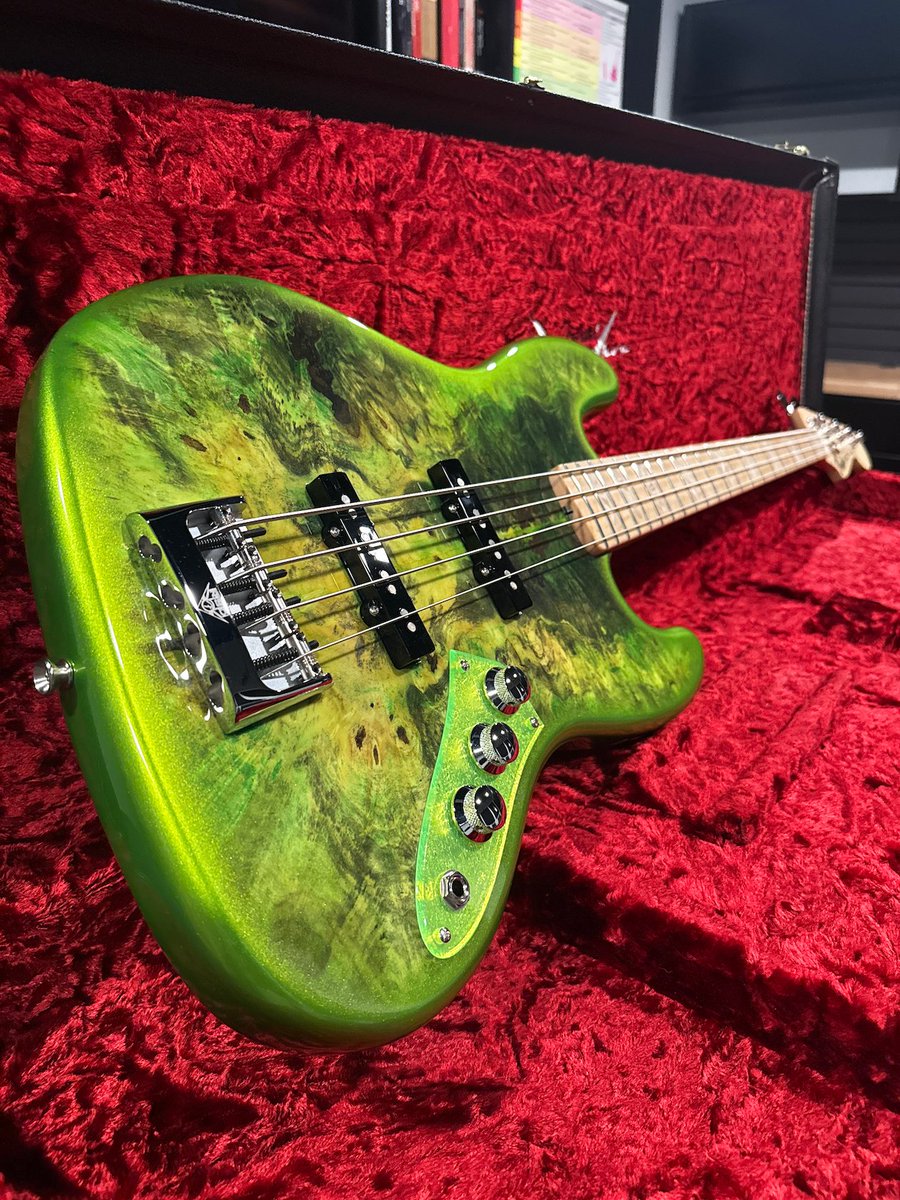 SweetwaterSound's tweet photo. Master Builder Jason Smith took this @Fender Custom Shop Jazz Bass to another level 🔥Bursting with stunning buckeye burl, eye-catching green accents, and Josephina hand-wound J Bass tone, this one-of-a-kind build is as incredible to hear as it is to see.
https://t.co/EhhARqx0kO https://t.co/otHkMVEncs