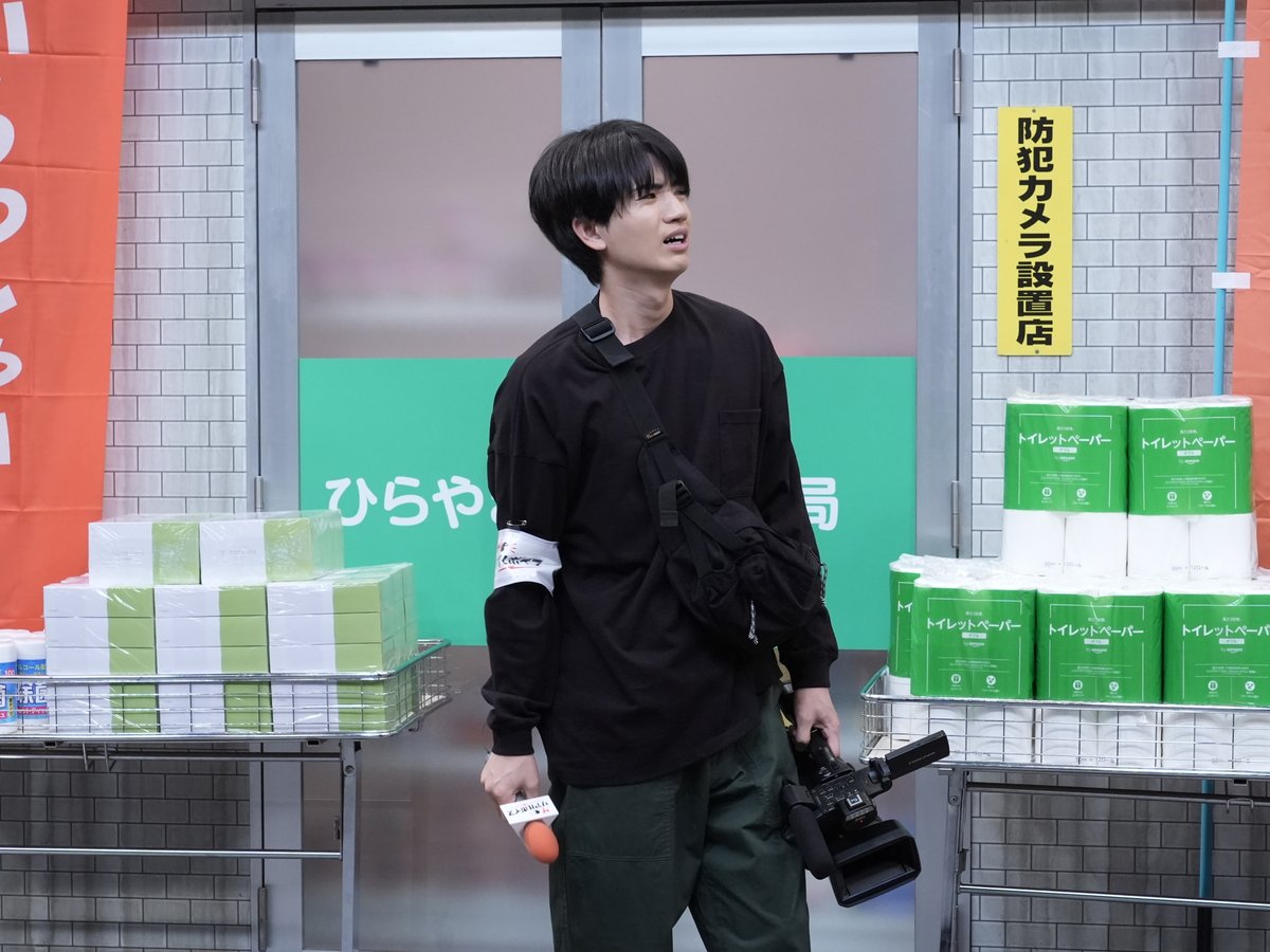 Storm_FILM_'s tweet photo. 📺 #ワロタ！のコントちょい見せ
　   #2｜「街頭インタビュー」
　 ￣￣￣￣￣￣￣￣￣￣￣￣￣
物価高についての街頭インタビューのため、道ゆく男性（#松村北斗）に声を掛けた、ディレクター（#髙地優吾）と女性アナウンサー（#大友花恋）。
いざインタビュー撮影を始めると、女性アナウンサーの天然ぶりが炸裂。トンチンカンなインタビューにも快く応じ続ける男性であったが、思わぬ結末を迎えることに…。

番組の視聴はこちら
▶︎▶︎https://t.co/iGj68bbugS

番組の感想は˗ˏˋ #ワロタ２ ˊˎ˗ で！