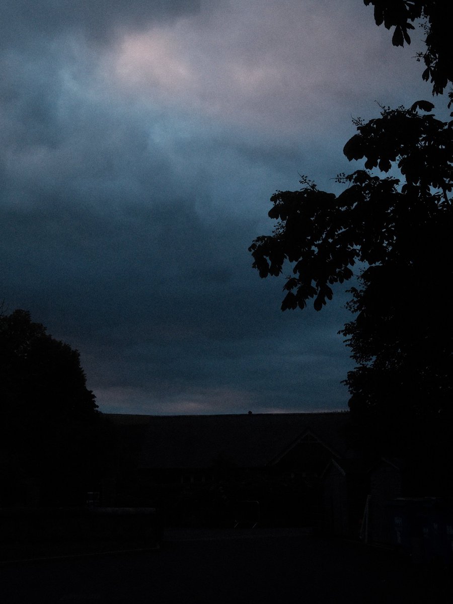 marniedhihmt's tweet photo. life lately caught on camera 📷 
.
.
#scottishborders #cloudsfordays #peacefulmoments #scotlandishome #foxgloves https://t.co/GrqK5JJgBA