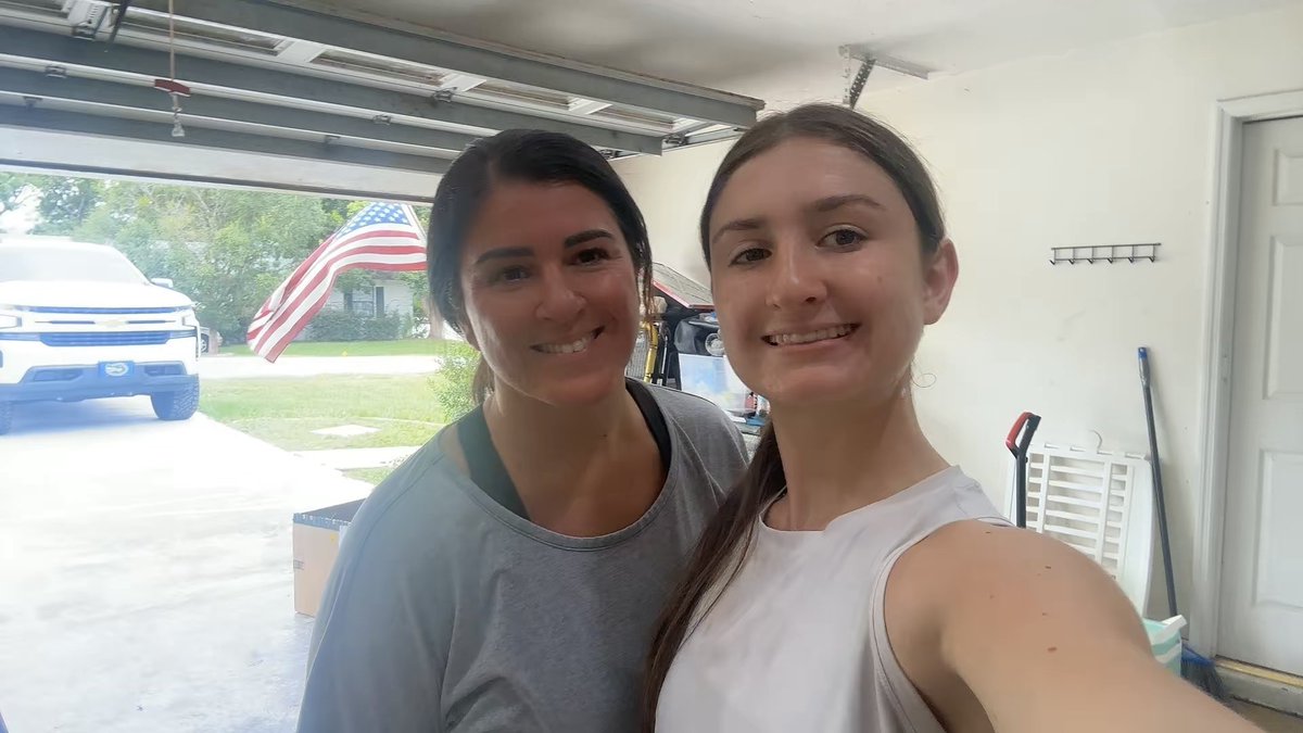 olivialewis2028's tweet photo. Got a good hitting session in and then a good lift with mom! #olivialewis2028 #workforthem #softball #60forme https://t.co/tS9rJnfbX1