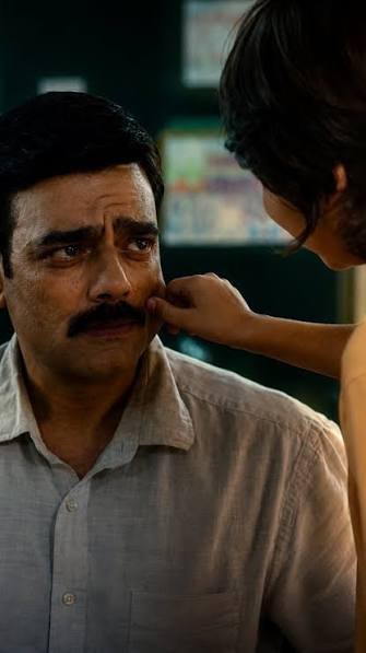 Cyvilok1's tweet photo. That one strict teacher whose scolding we feared, but whose heart was the softest. Hansraj Sir is literally every 90s school kid's teacher
Abhimanyu Singh is BRILLIANT in "Adarsh Baal Vidyalaya". Strict outside, pure gold inside.
⭐️⭐️⭐️⭐️/5
#AdarshBaalVidyalaya #AbhimanyuSingh https://t.co/fxuBz3vwP3