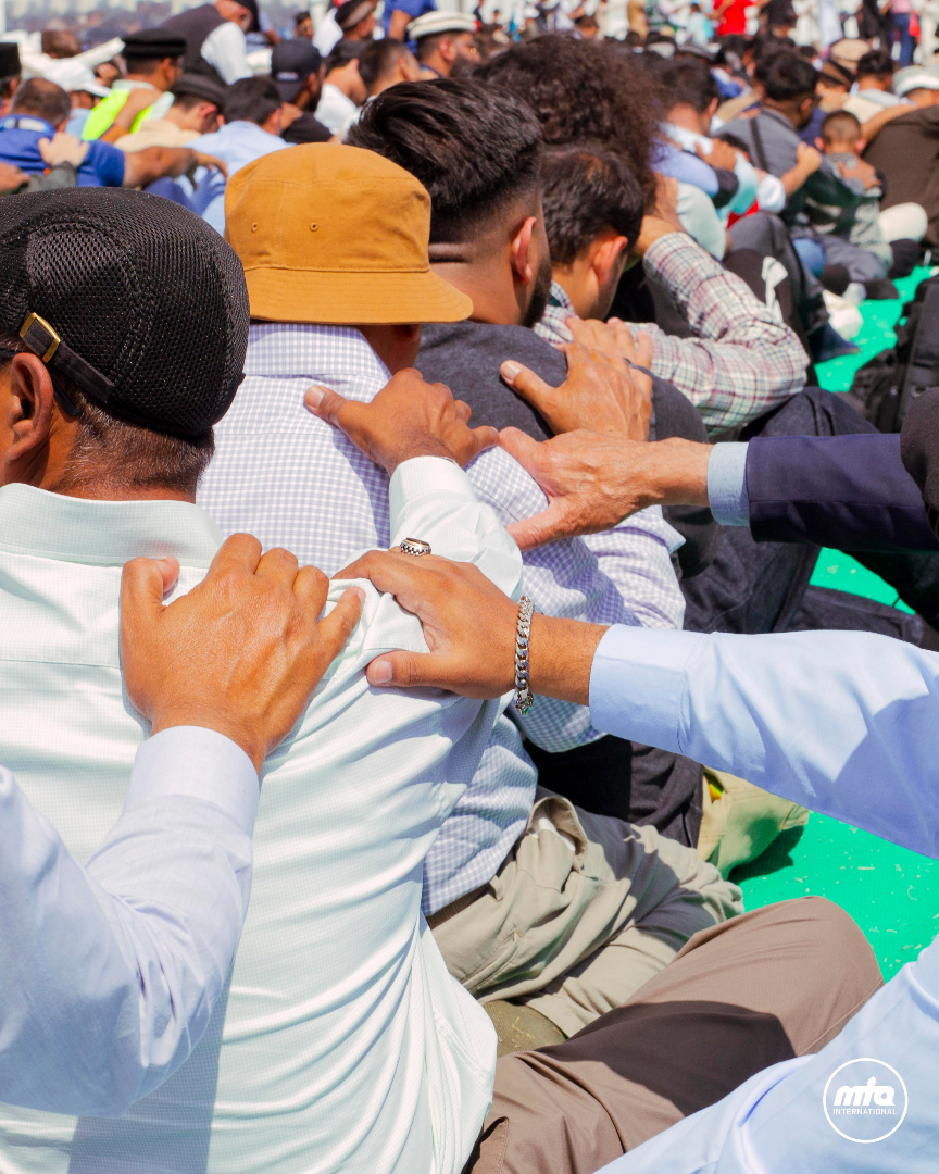 JalsaConnect's tweet photo. To place a hand upon a shoulder is simple. To fulfil the covenant it represents is a lifetime's journey.

The International Bai'at is not merely a moment witnessed—it is a promise to Allah that shapes every step thereafter.

May Allah enable us to honour this sacred pledge with sincerity. Ameen.

#JalsaConnect #JalsaUK2026 #MTAi