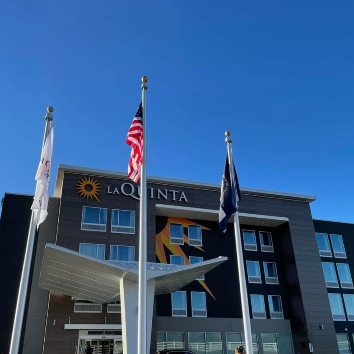 LQ_Bardstown's tweet photo. Celebrate #NationalPlayOutsideDay by getting out and making the most of the great outdoors! 🌳☀️ Whether you're hiking, biking, exploring local parks, or enjoying a family adventure, end the day with a comfortable stay where you can relax and recharge. https://t.co/oAt5N2273h https://t.co/vDsMut9Mrb