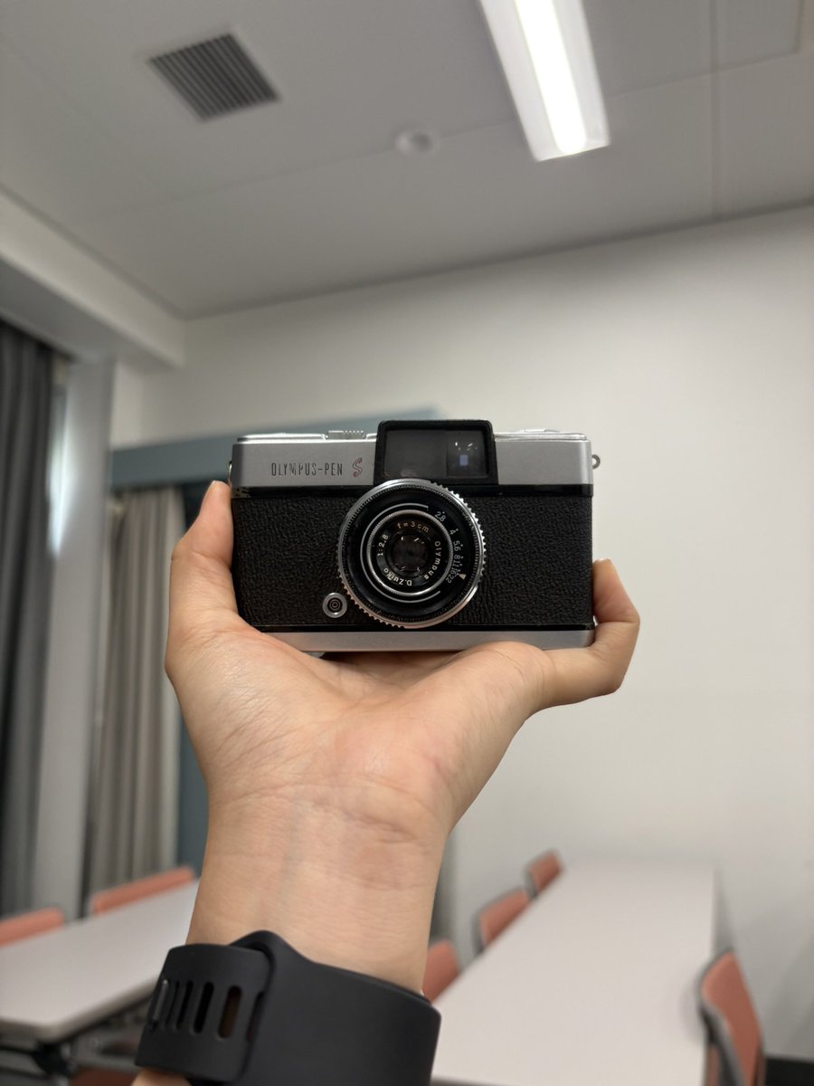_0yuptmn's tweet photo. 先生がせっかくカメラを貸してくれたのにフィルムを買うお金がない https://t.co/83ldOhTib0