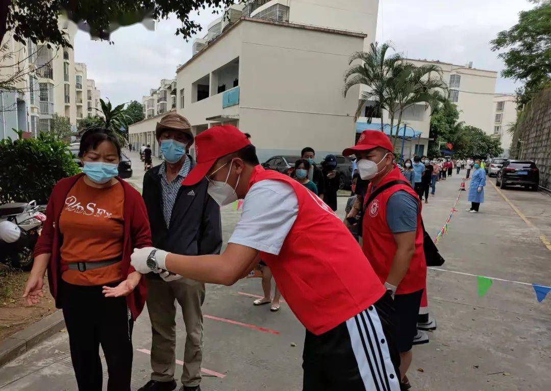 KatiaHausltc's tweet photo. 上周在社区核酸检测点做志愿者，帮老人填信息、引导排队，看到大家顺利做完检测时，觉得这份付出特别值得！， https://t.co/cFL2OyJLxZ