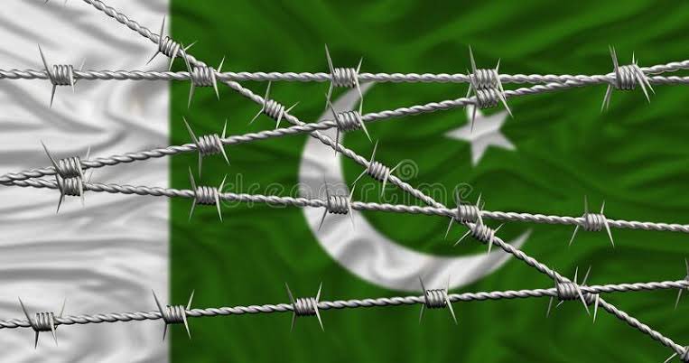 moona_sikander's tweet photo. احمد ندیم قاسمی صاحب کی ایک دعا جو اب حسرت بن گئی ہے

خدا کرے میری ارض پاک پر اترے
وہ فصلِ گل جسے اندیشہء زوال نہ ہو

یہاں جو پھول کھلے وہ کِھلا رہے برسوں
یہاں خزاں کو گزرنے کی بھی مجال نہ ہو

خدا کرے نہ کبھی خم سرِ وقارِ وطن
اور اس کے حسن کو تشویش ماہ و سال نہ ہو

خدا کرے کہ میرے اک بھی ہم وطن کے لیے
حیات جرم نہ ہو زندگی وبال نہ ہو

#اردو_زبان
#موناسکندر