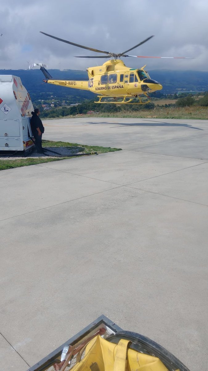 ALERTALLAMA's tweet photo. 17:04📸 @BrifTineo activada desde su base de #Asturias por tierra y 🚁🚁para trabajar en una reactivacion del #IFFermoselle #Zamora https://t.co/ch7ehsa304