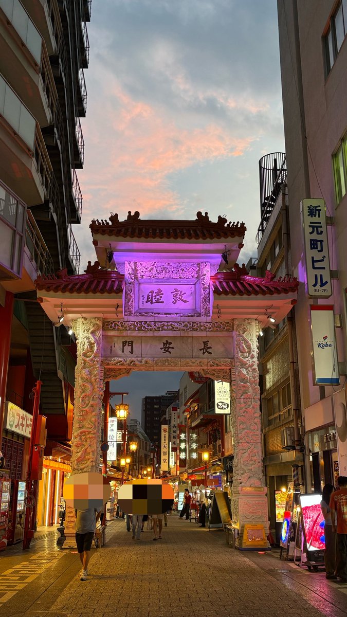 three_cat's tweet photo. 真夏の観光は夜じゃないと無理〜
神戸空港に謎のブロッコリー🥦 https://t.co/VRjEADrEDm