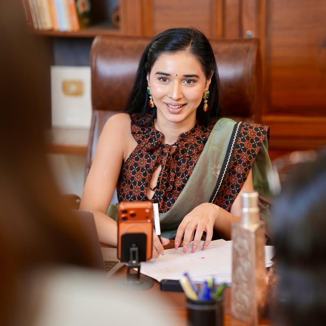 gashu55881's tweet photo. Every pic is special 🧿😭

Dear Tanya wishing you endless success n new heights of achievement ✨💓 

Love the look and you 🫶
@itanyamittal 

#TanyaMittal #TanyaKaParivaar https://t.co/EcGPqBdrCF