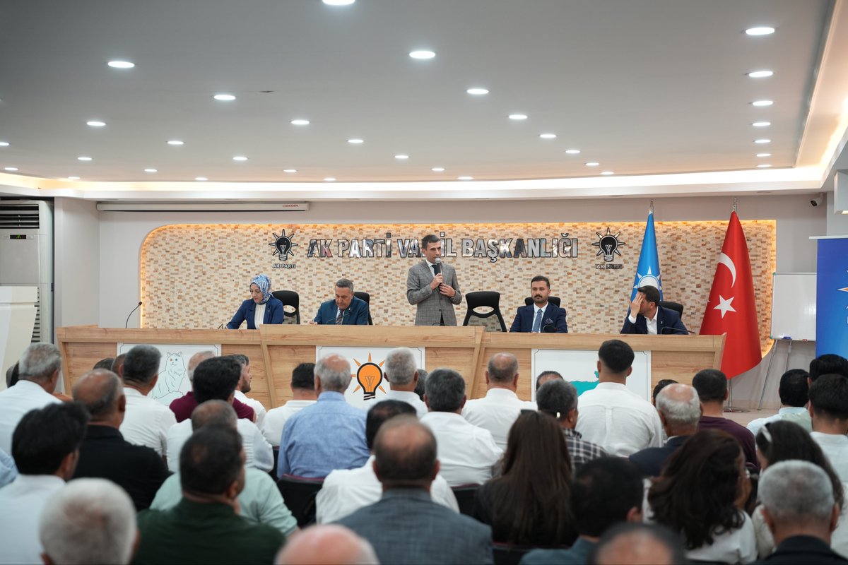 AK_PartiVan's tweet photo. İl Başkanımız Abdulahat Arvas, İl Koordinatörümüz Recep Aydın, Kadın Kolları Başkanımız Zerrin Alpaslan ve Gençlik Kolları Başkanımız Burak Gültepe’nin katılımıyla İl Danışma Meclisi Toplantısı düzenlendi.

Toplantımıza;
• İlçe Başkanlarımız,
• ⁠Önceki Dönem Belediye başkanlarımız,
• Mahalle Başkanlarımız,
• Belediye Meclis Üyelerimiz,
• İl ve İlçe Yönetim Kurulu Üyelerimiz,
• Kadın Kolları ve Gençlik Kolları teşkilatlarımız,
• Teşkilatımızın her kademesinden dava arkadaşlarımız katılım sağladı.

Teşkilatımızın çalışmaları değerlendirilirken, önümüzdeki döneme dair plan ve projeler istişare edildi.
Birlik, beraberlik ve istişare ruhu içerisinde gerçekleşen toplantımız, teşkilatımıza önemli katkılar sağladı.
@akparti
@abuyukgumus 
@MustafaAlkayis 
@Recep_ayd25