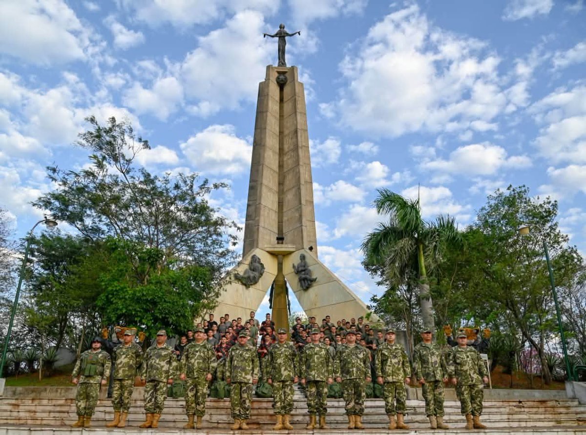Ejercito_Pyo's tweet photo. https://t.co/kaNJgJbbFe
https://t.co/QBO3sIhuqU

🇵🇾 𝐂𝐎𝐌𝐏𝐄𝐓𝐄𝐍𝐂𝐈𝐀 𝐃𝐄 𝐄𝐍𝐓𝐑𝐄𝐍𝐀𝐌𝐈𝐄𝐍𝐓𝐎 𝐅𝐈́𝐒𝐈𝐂𝐎 𝐃𝐄 𝐂𝐎𝐌𝐁𝐀𝐓𝐄 𝐏𝐎𝐑 𝐄𝐋 𝐌𝐄𝐒 𝐃𝐄𝐋 𝐄𝐉𝐄́𝐑𝐂𝐈𝐓𝐎

🔶 En la mañana de hoy se llevó a cabo la competencia de Entrenamiento Físico de Combate, en el marco de las actividades conmemorativas por el Mes del Glorioso Ejército Paraguayo. El acto fue presidido por el Señor Comandante del Glorioso Ejército Paraguayo, Gral Ej Manuel Rodríguez, junto al Señor Comandante del II Cuerpo de Ejército, Gral Div Narciso López, el Señor Comandante del Comando de Ingeniería del Ejército, Gral Brig Pedro Rodríguez, además del Señor Comandante de la 1ª División de Infantería, Gral Brig Rosalino Escobar.

🔶 En esta rigurosa prueba compitieron 11 equipos, integrados por 55 combatientes pertenecientes a la 1ª División de Infantería "Campo Vía", quienes pusieron de manifiesto su temple, liderazgo y elevada capacidad física.

🔶 La actividad se desarrolló en tres etapas: carrera de resistencia de 12 kilómetros, pruebas propias del entrenamiento físico de combate y ejercicios de precisión de tiro. El principal objetivo es fortalecer la disciplina, el espíritu de cuerpo y el nivel de preparación operacional, garantizando que el personal mantenga la alta capacitación necesaria para cumplir cabalmente con la misión institucional.

#EjércitoParaguayo
#ComprometidoConSuPueblo